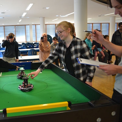 Roboter spielen Fußball.