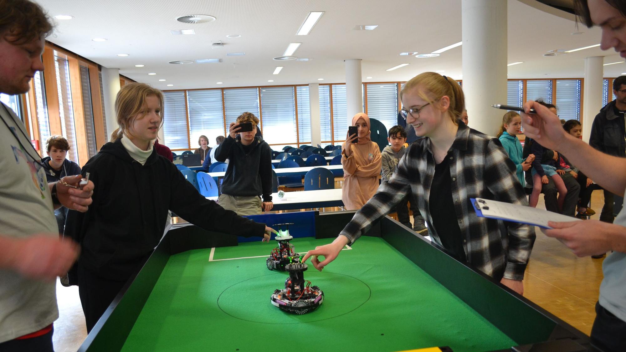 Roboter spielen Fußball.