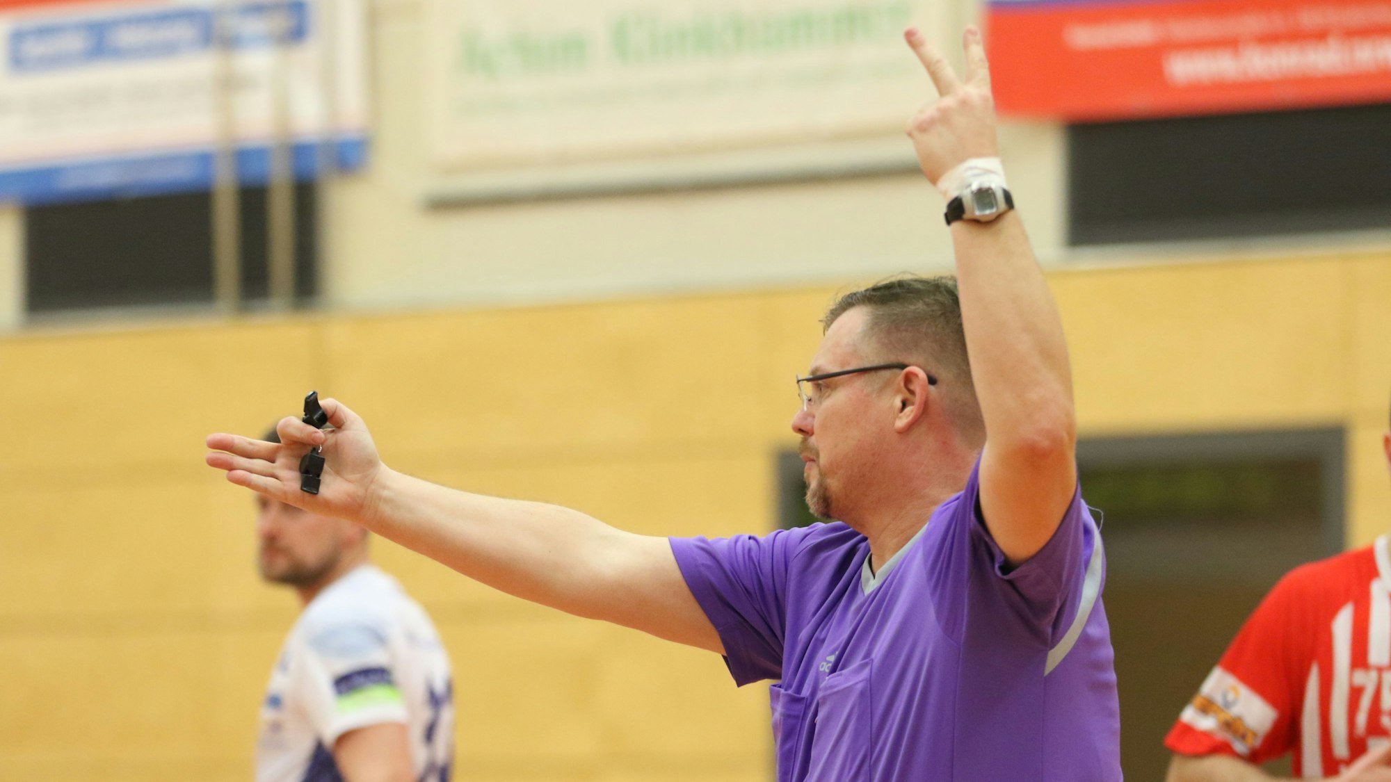 Oft im Mittelpunkt des Geschehens: Die Schiedsrichter verteilten viele persönliche Strafen.