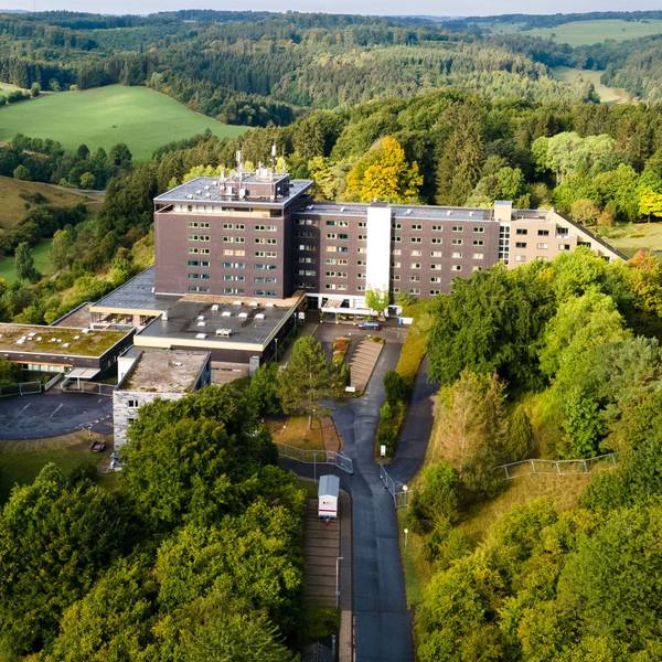 Das Luftbild zeigt den Gebäudekomplex der ehemaligen Eifelhöhen-Klinik in Marmagen, wo aktuell Geflüchtete untergebracht sind.