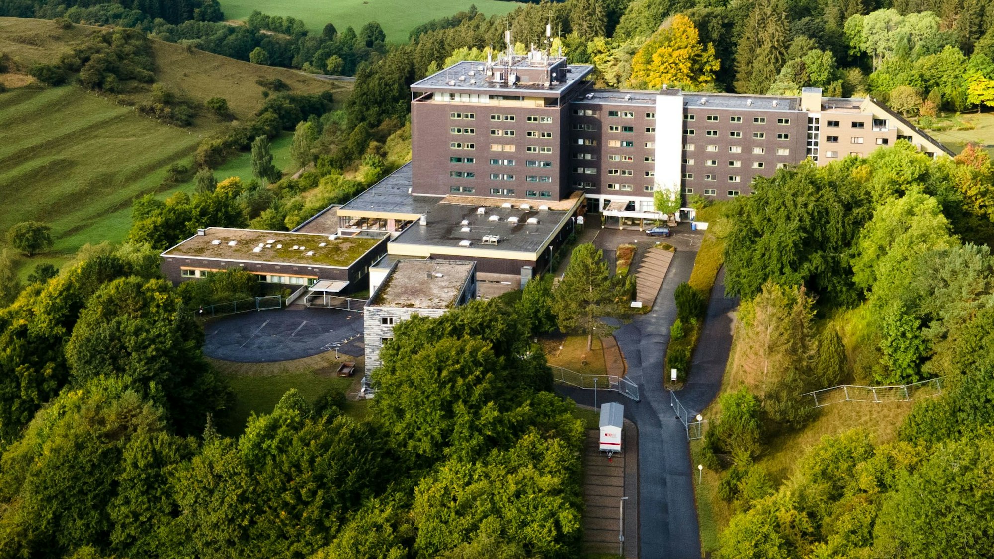 Das Bild zeigt die Eifelhöhen-Klinik aus der Luft.