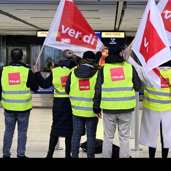 Beschäftigte der Abfertigung des Flughafens streiken für bessere Löhne.
