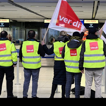 Beschäftigte der Abfertigung des Flughafens streiken für bessere Löhne.