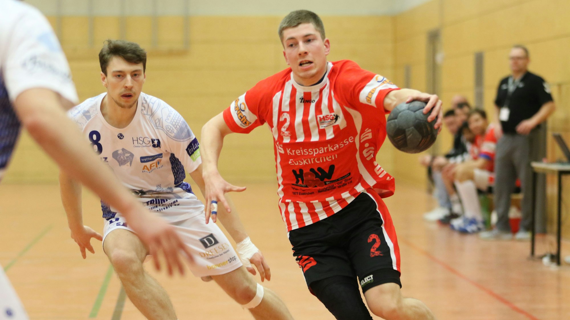 Musste oft ins Eins-gegen-Eins gegen die HSG Geislar-Oberkassel: Euskirchens Dennis Trimborn.