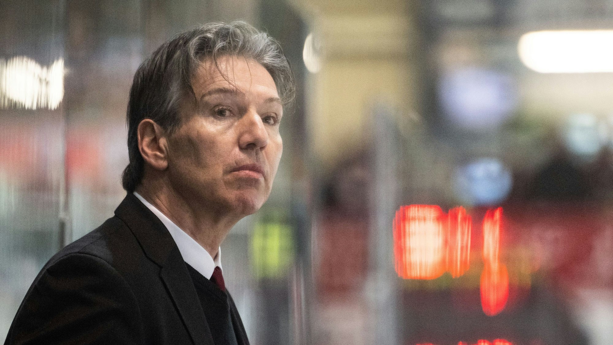 Kölner Haie Trainer Uwe Krupp schaut während des Spiels in die Ferne.