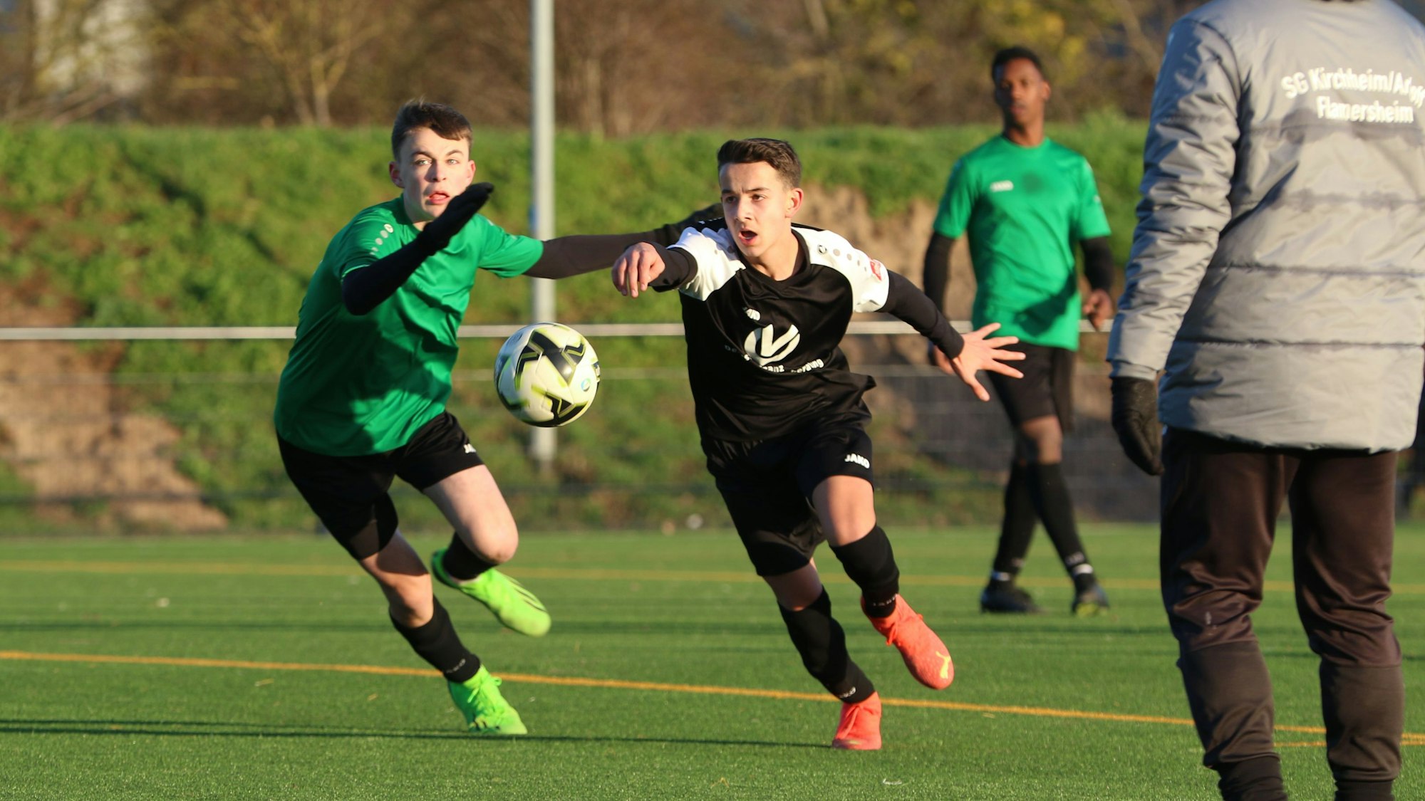 Auch auf Kreisebene rollt wieder der Ball: Hier kämpft Kirchheims Finn Dürholt (l.) mit seinem Gegenspieler um das Leder.