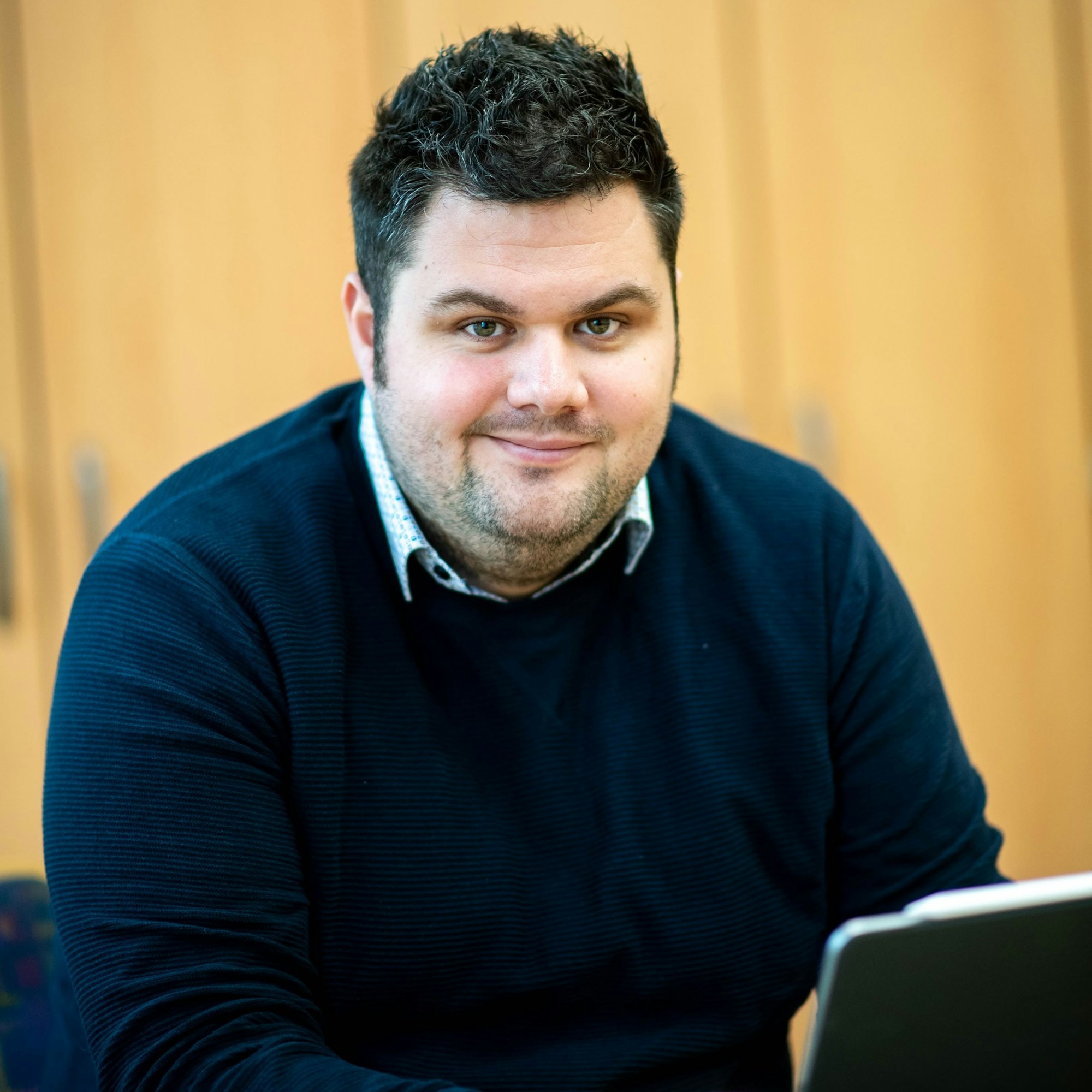 Der Unternehmer Daniel Pöthmann an seinem Laptop.