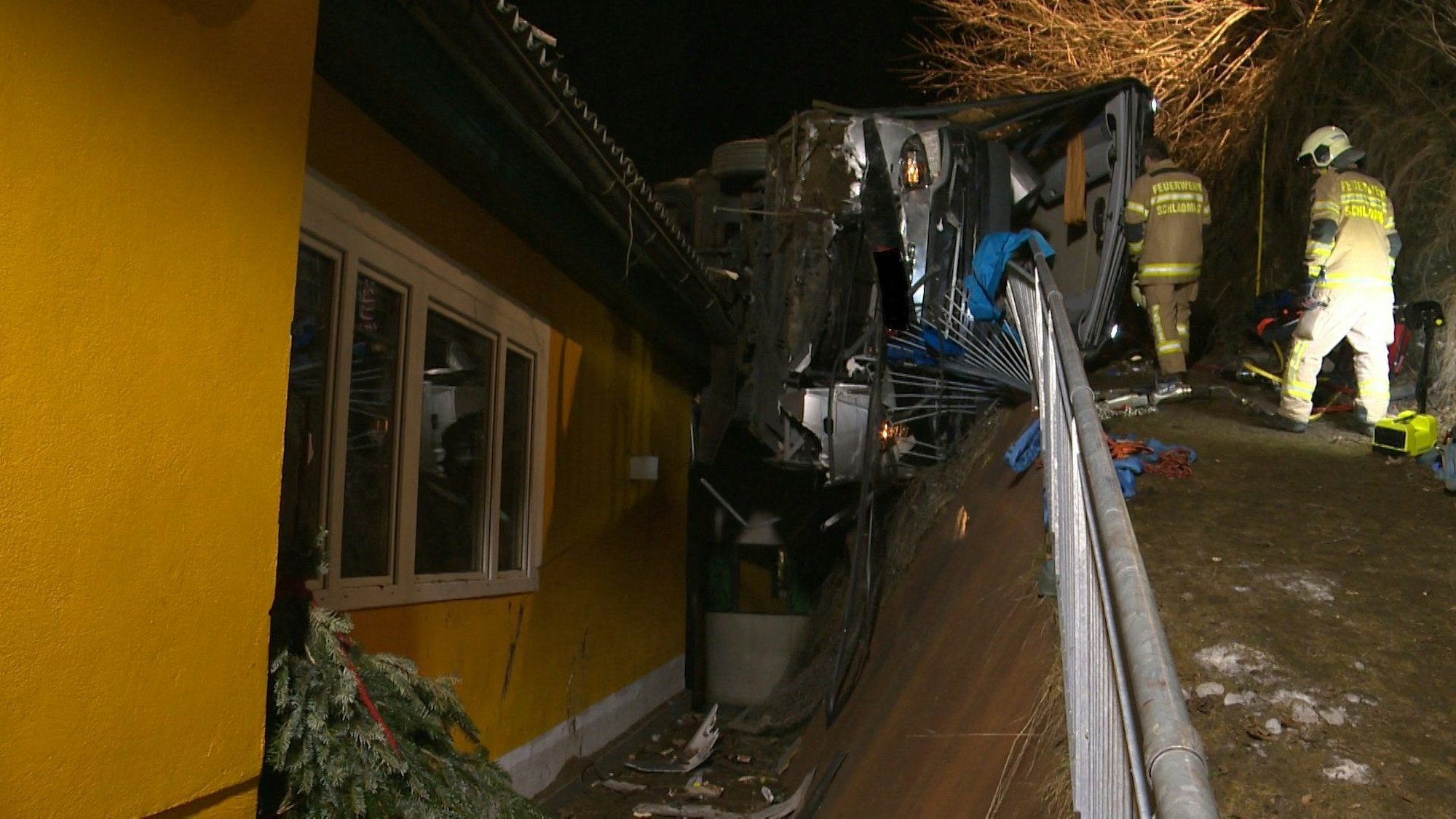 Rettungskräfte der Feuerwehr sind am Unglücksort im Einsatz. Ein deutscher Reisebus ist auf der Rohrmooser Landstraße L722 in Richtung Schladming in der sog. «Schlösselkehre» über eine Böschung gestürzt. Ein deutscher Reisebus mit 32 Passagieren ist am späten Samstagabend in Österreich verunglückt. Ein 31 Jahre alter Passagier kam nach Angaben der Polizei ums Leben, mehrere weitere wurden teils verletzt, darunter der 51-jährige Busfahrer.