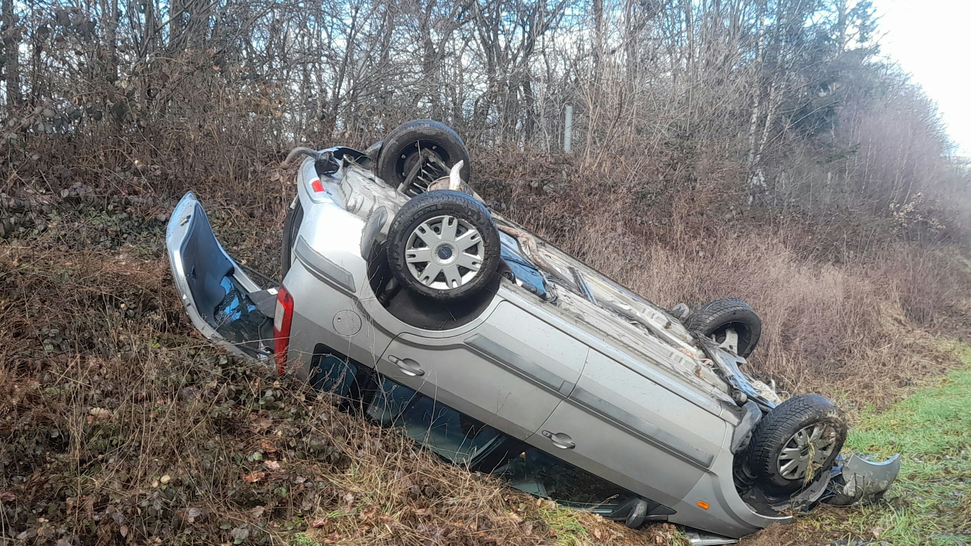 Ein Unfallwagen im Graben.