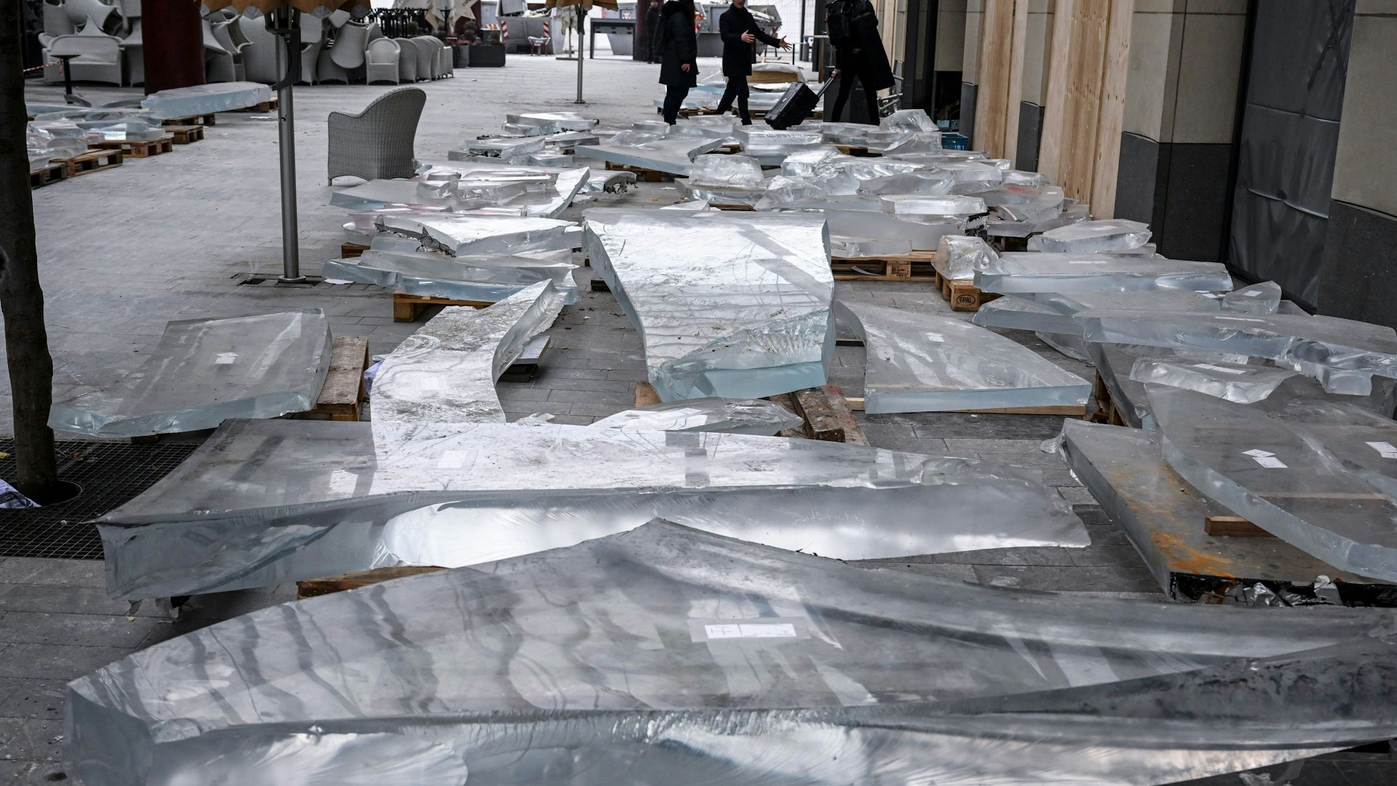 Reste der Acrylverkleidung des zerstörten Zylinders des Aquadoms sind fünf Wochen nach dem Platzen des Großaquariums in der Hotellobby in einem Gebäudeteil des CityQuartier DomAquaree zu sehen. Die Aufräumarbeiten sind weiter vorangeschritten.