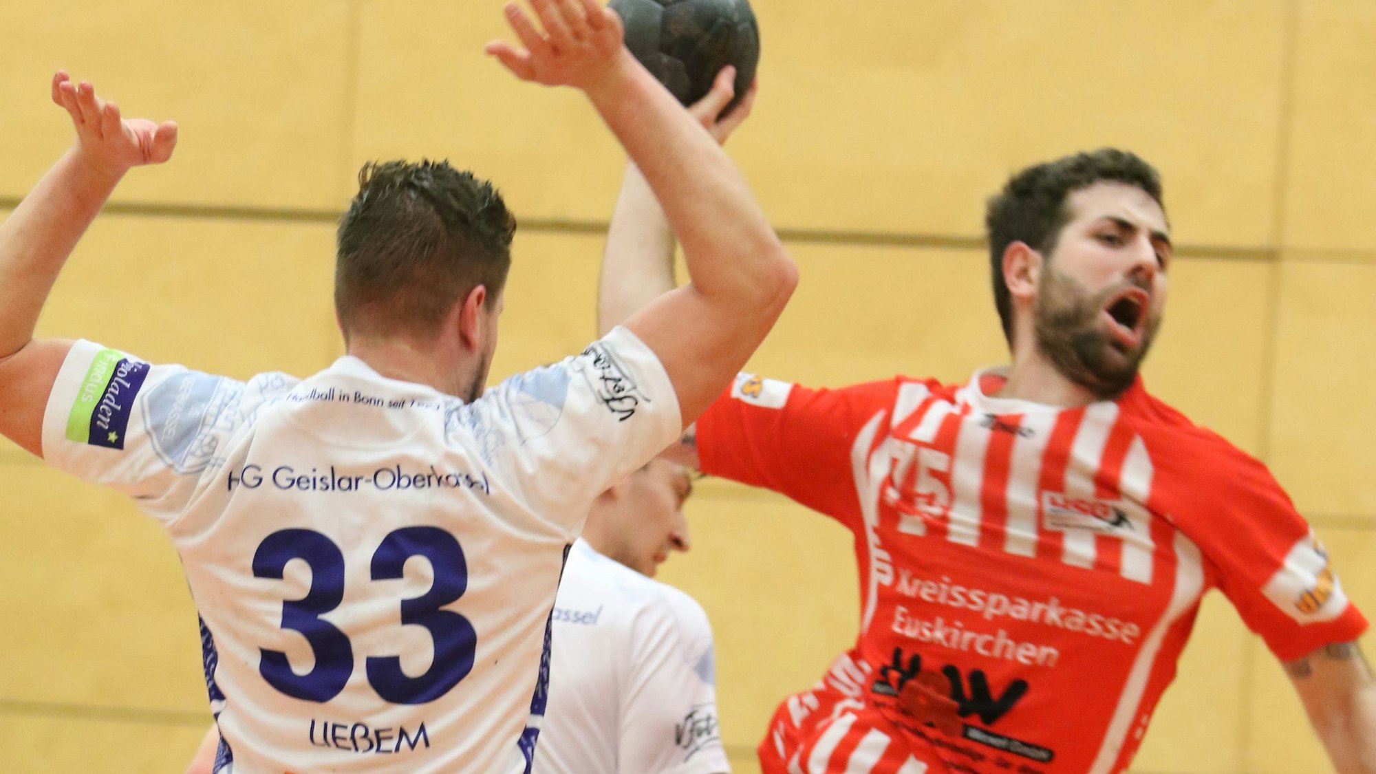 In dieser Situation zehn Minuten vor Spielende verletzte sich David Henzel nach einem regelwidrigen Einsatz der Gegner.