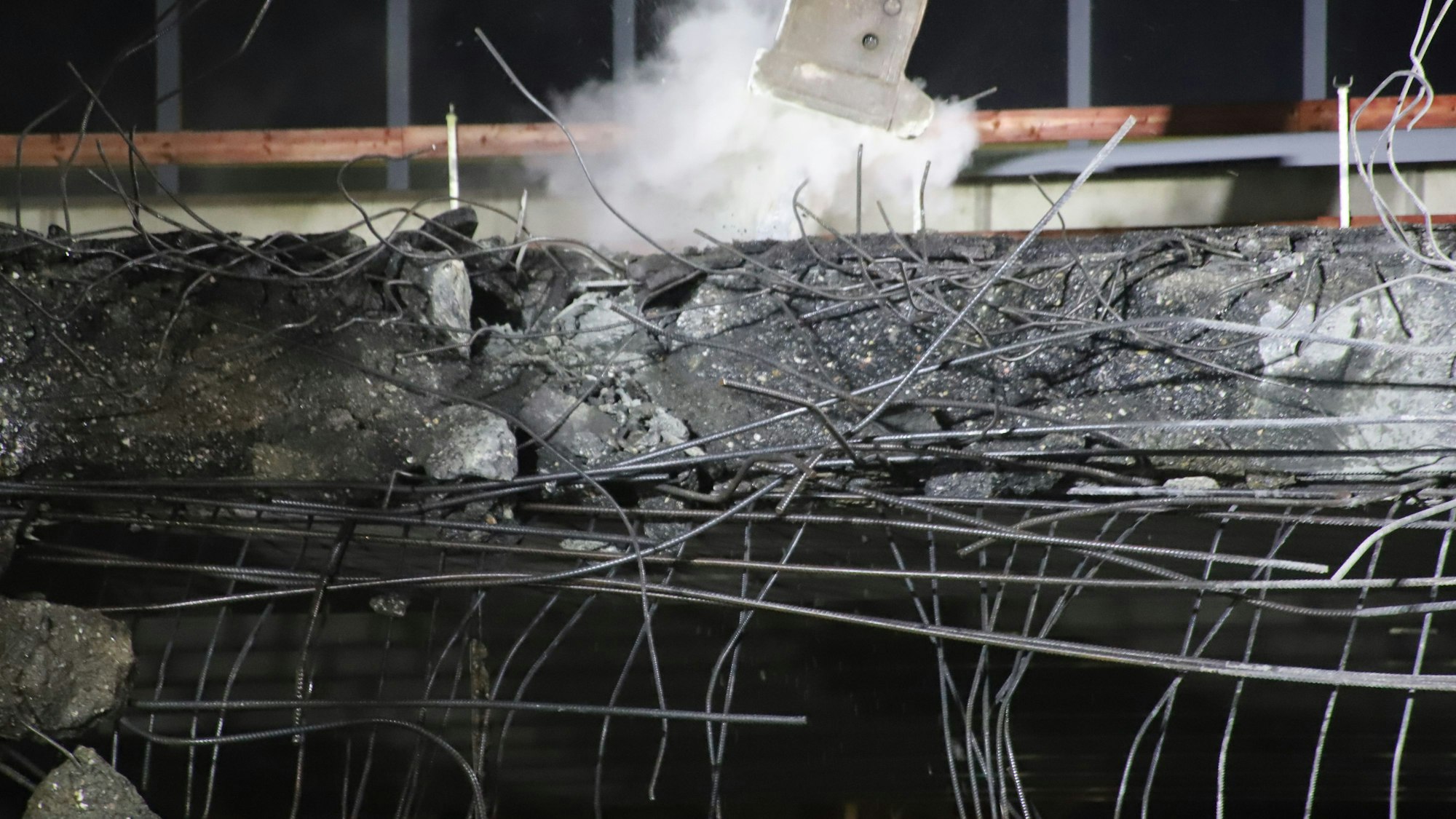 Zwei Bagger mit Bohrhämmern und einer mit Greifarm waren im Einsatz.