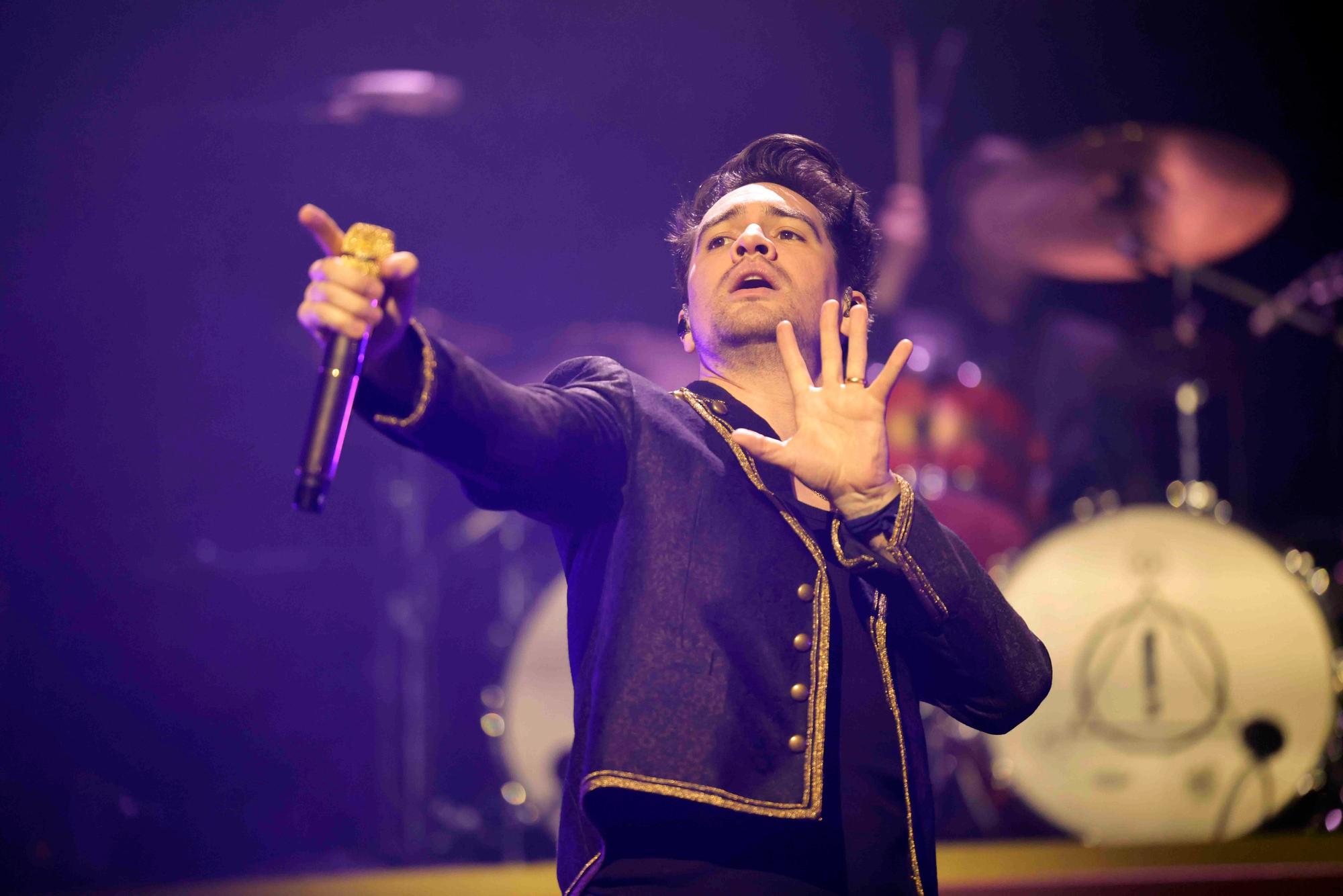 Panic! At The Disco (Amerikanische Alternative-Rock-Band aus Las Vegas, Nevada) auf ihrer "Viva Las Vengeance"-Abschiedstournee in der Köner Lanxess Arena.
Panic! At The Disco besteht aus: Brendon Urie (Lead-Gesang, Rhythmus-Gitarre, Keyboard, seit 2004), Mike Naran (Lead-Gitarre, Begleitgesang, seit 2018, Liveband), Nicole Row (Bass, Begleitgesang, seit 2018, Liveband) und Dan Pawlovich (Schlagzeug, seit 2018, Liveband)
am 24. Februar 2023
in der Lanxess Arena