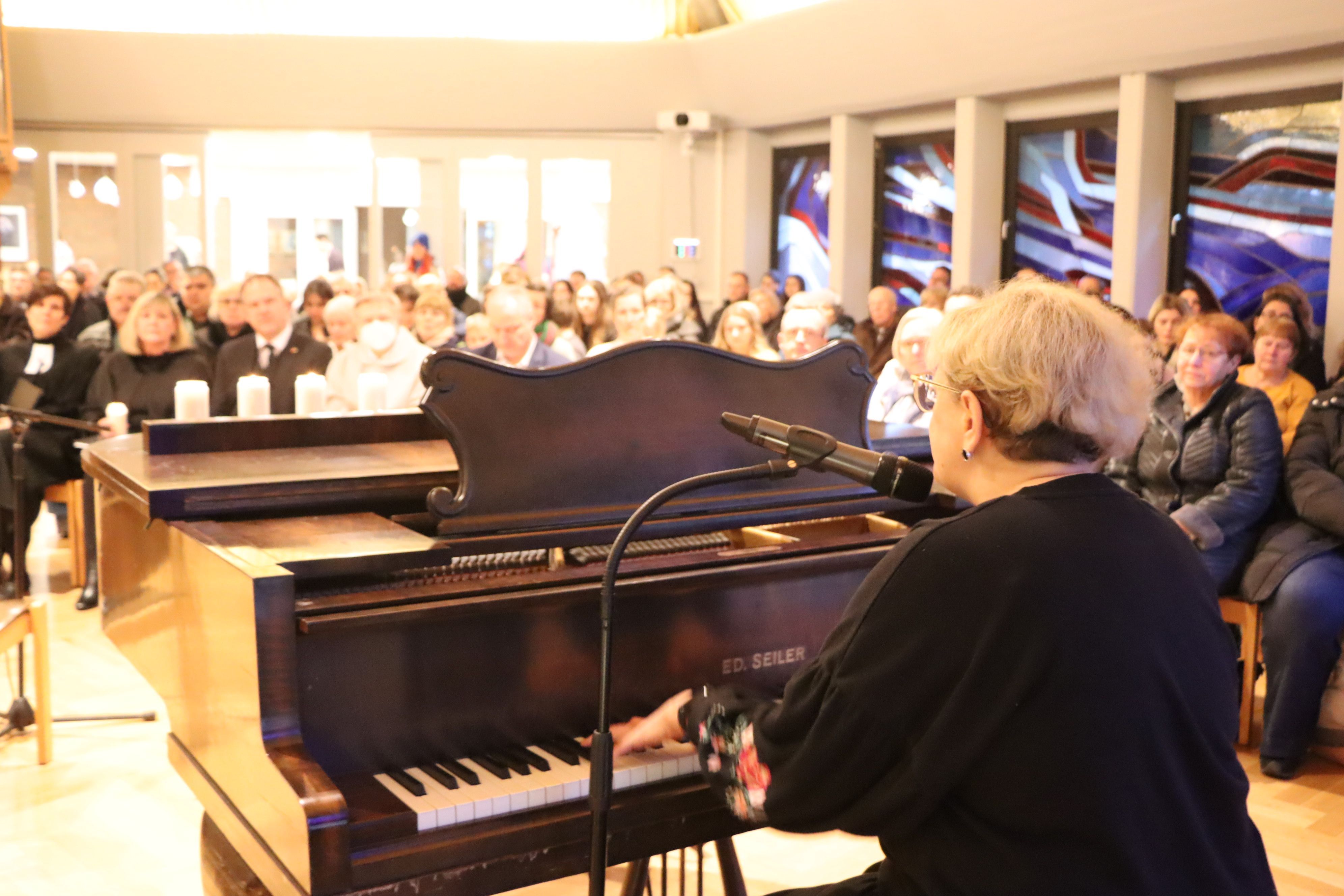 Das Foto zeigt Olga Rosiuk aus Odessa. Sie hat ukrainische Lieder im Friedensgottesdienst gesungen.