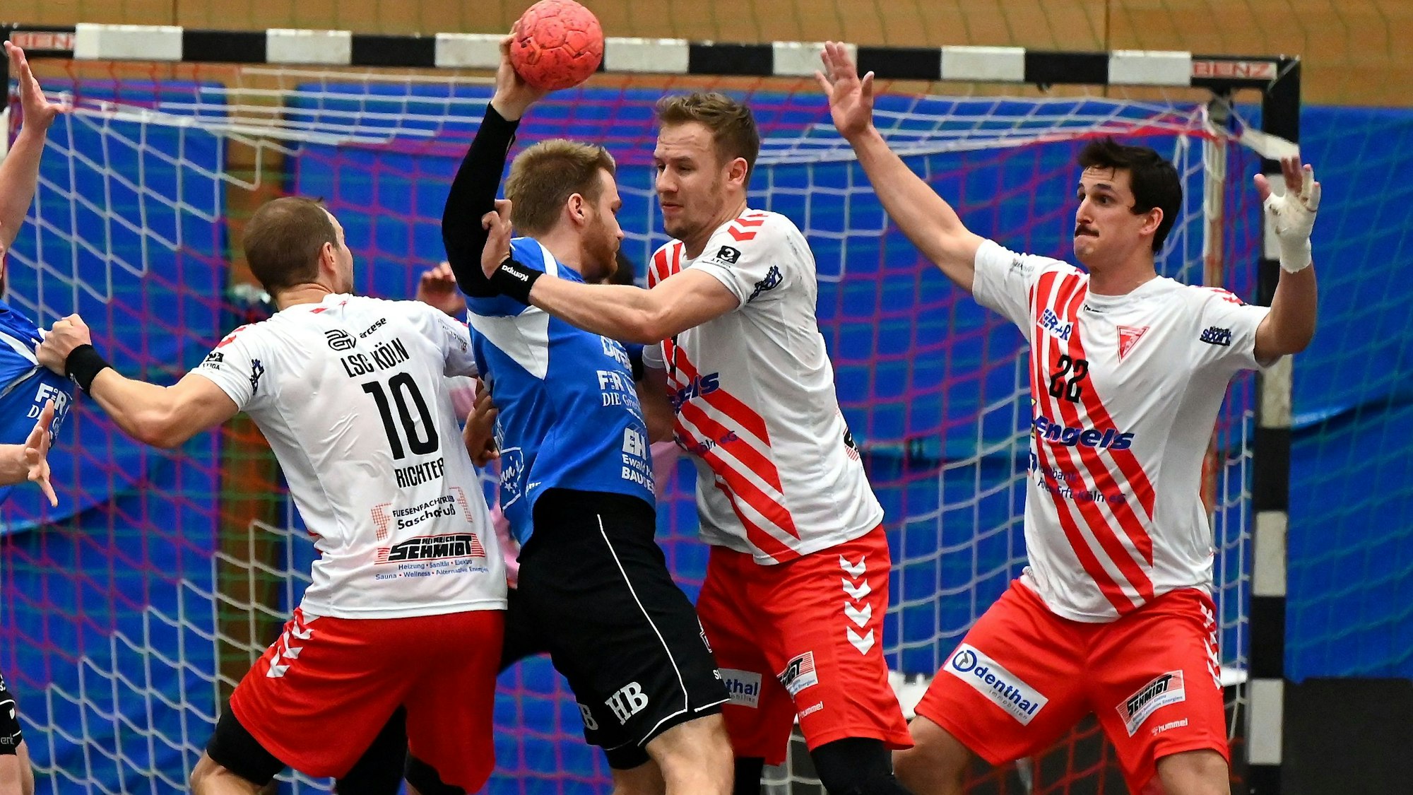 22.10.2022, Handball-Longericher SC Köln - TuS Spenge
Abwehr
v.l. Benjamin Richter, Dustin Thöne, Christopher Wolf (Longerich)
Foto: Uli Herhaus