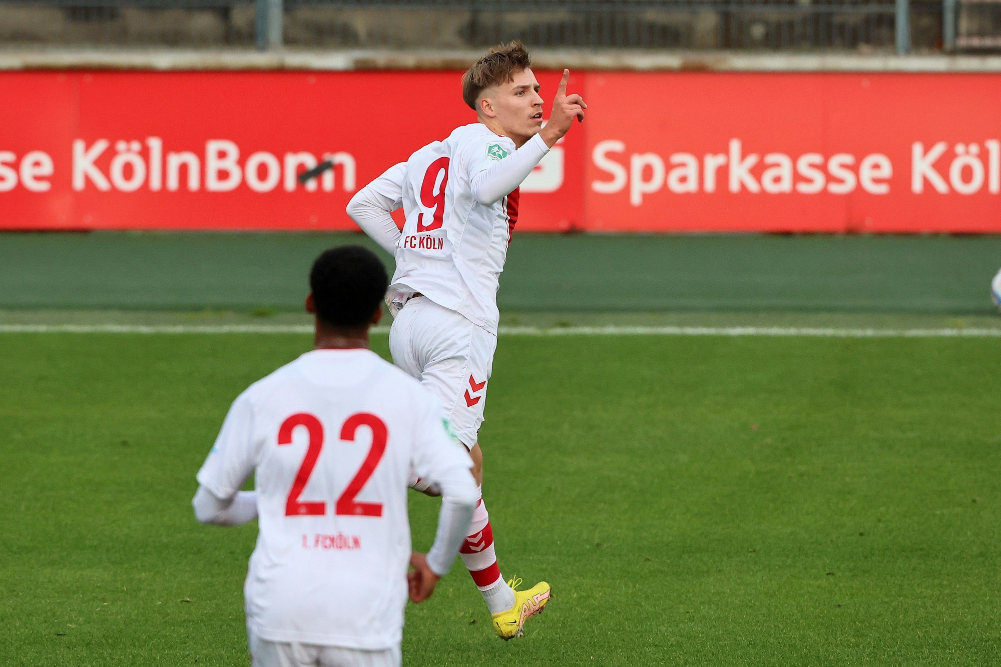 1.FC Köln U23 vs. SV Rödinghausen, Regionalliga West, Saison 2022/23, Maximilian Schmid (1. FC Köln) jubelt nach seinem Tor zum 1:0, 26.11.2022, Bild: Herbert Bucco