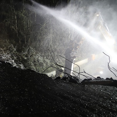 Mit Wasser wurde der Staub niedergedrückt, von oben waren die Fortschritte beim Abriss deutlich zu erkennen.