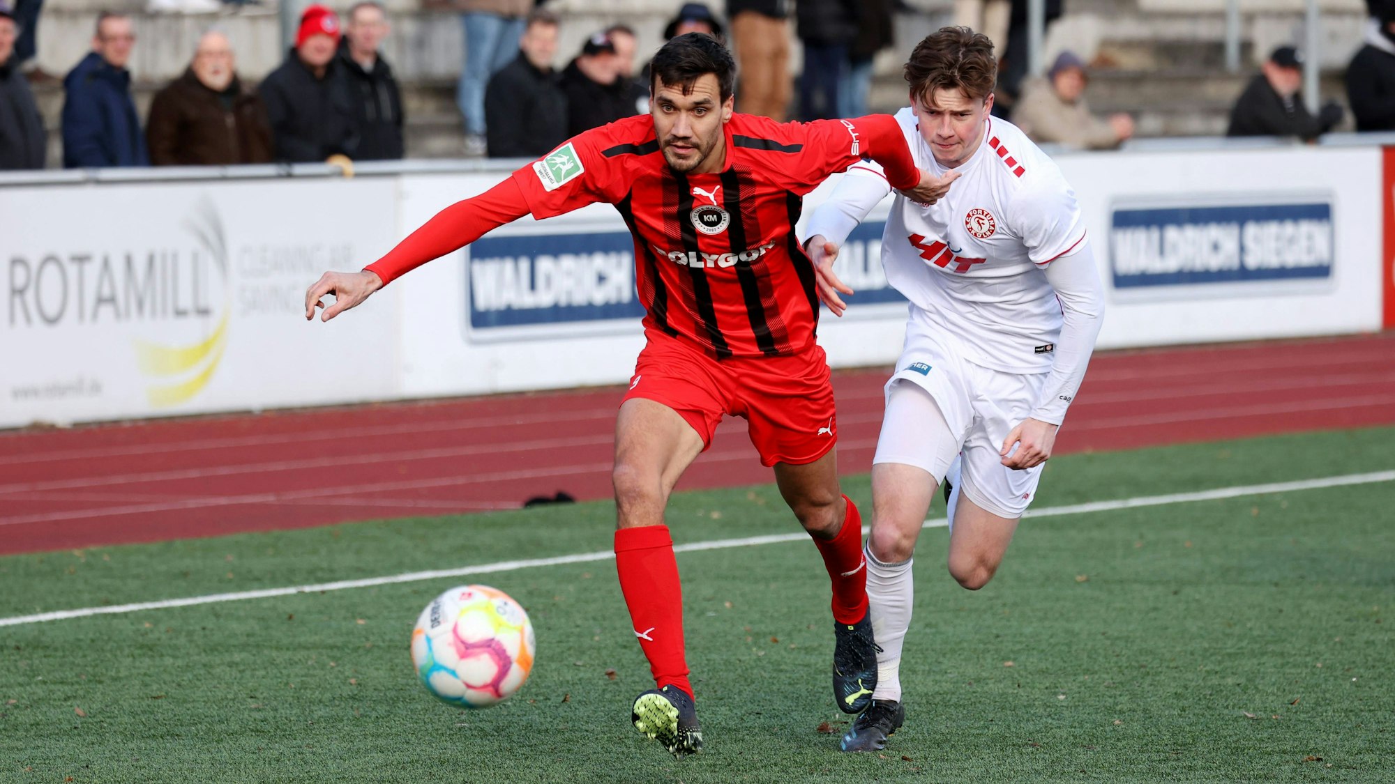 Daniel Hammel (links) im Laufduell mit Fortuna Kölns Finn Bauens