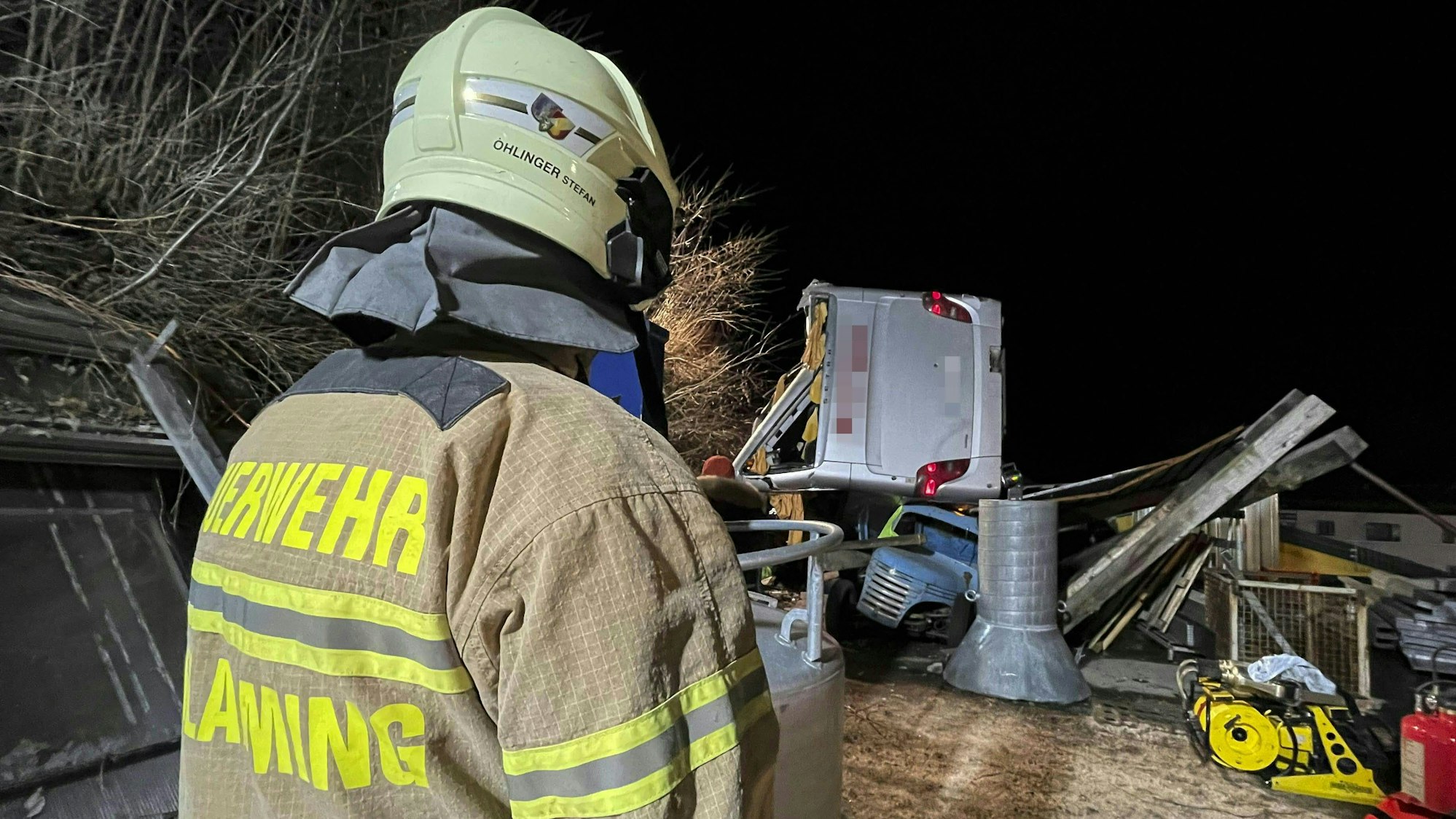 Rettungskräfte der Feuerwehr sind am Unglücksort im Einsatz. Ein deutscher Reisebus ist auf der Rohrmooser Landstraße L722 in Richtung Schladming in der sog. «Schlösselkehre» über eine Böschung gestürzt. Ein deutscher Reisebus mit 32 Passagieren ist am späten Samstagabend in Österreich verunglückt. Ein 31 Jahre alter Passagier kam nach Angaben der Polizei ums Leben, mehrere weitere wurden teils verletzt, darunter der 51-jährige Busfahrer.