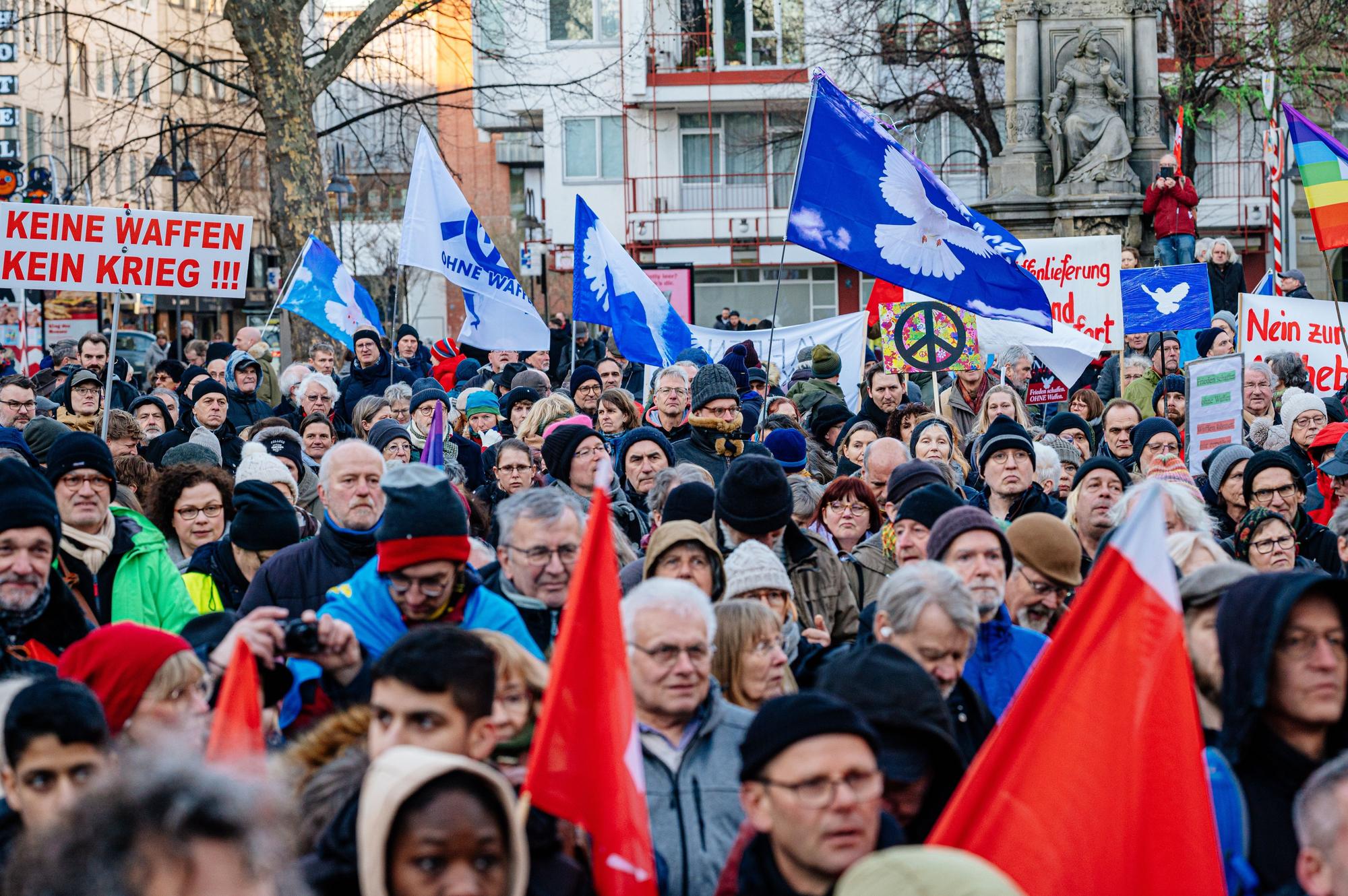 Unter dem Motto „Den Frieden gewinnen“ forderten die Demonstranten Verhandlungen statt weiterer Waffenlieferungen.
