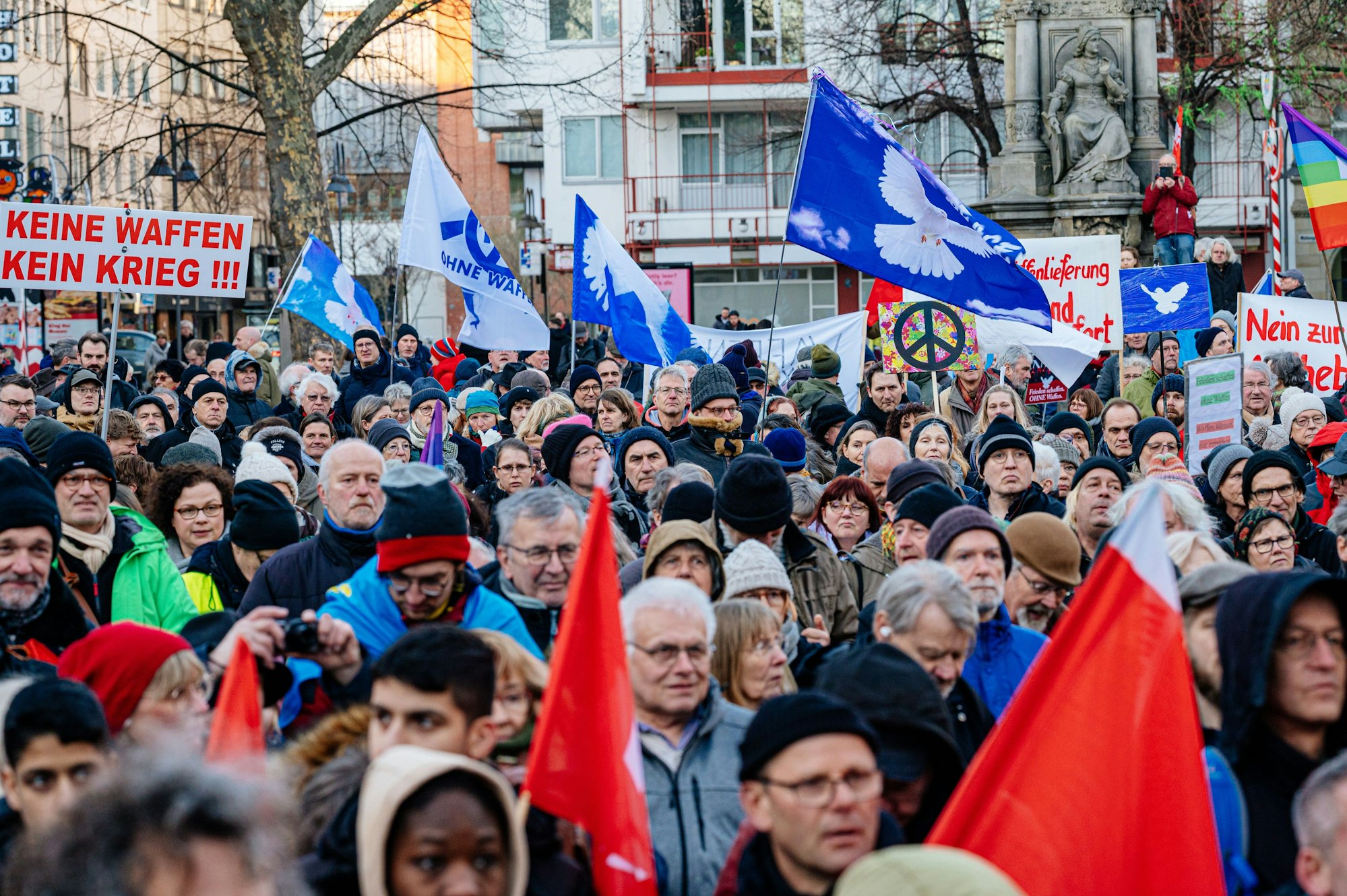 Unter dem Motto „Den Frieden gewinnen“ forderten die Demonstranten Verhandlungen statt weiterer Waffenlieferungen.