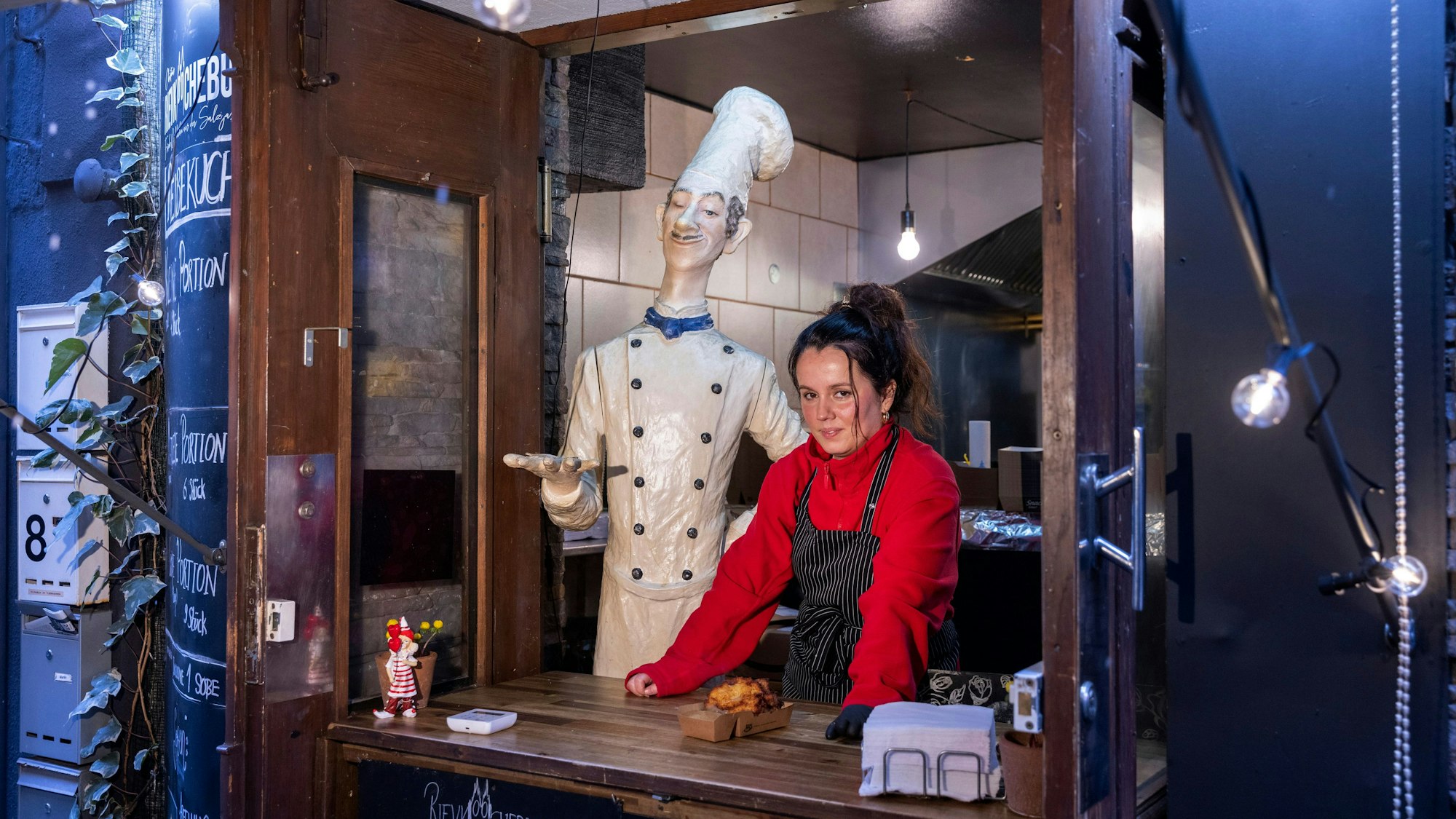 Christina Steier hat in der Kölner Altstadt eine kleine Reibekuchenbude.