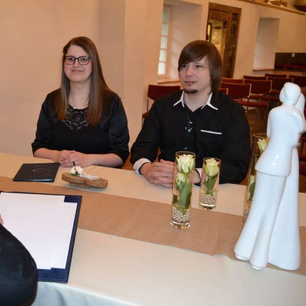 Foto von einer Frau und einem Mann bei der standesamtlichen Trauung.