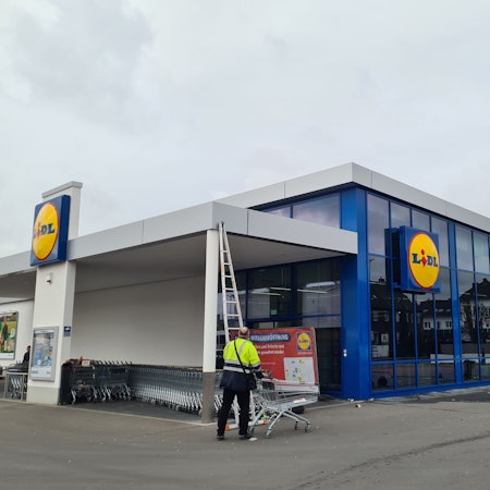Auf dem Foto ist die umgebaute Lid-Filiale in Kerpen-Sindorf von außen zu sehen.