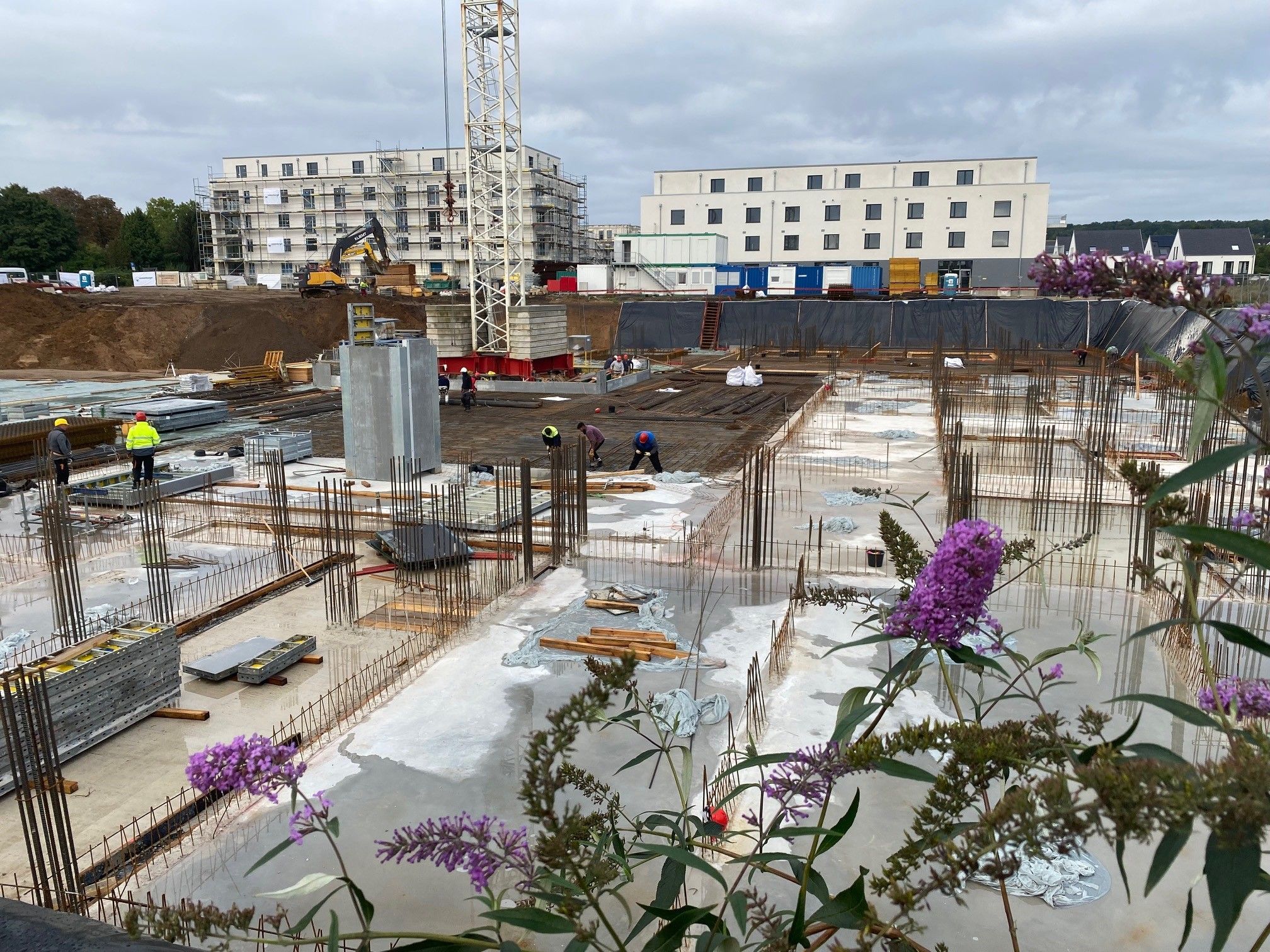 Das Foto aus dem September 2022 zeigt die Baustelle an der Bonnstraße in Brühl. Dort errichtet das Unternehmen Vivavest bis 2025 weitere 144 Wohnungen.