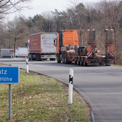 Blick auf eine Kolonne von Lkws auf einem Autobahnrastplatz