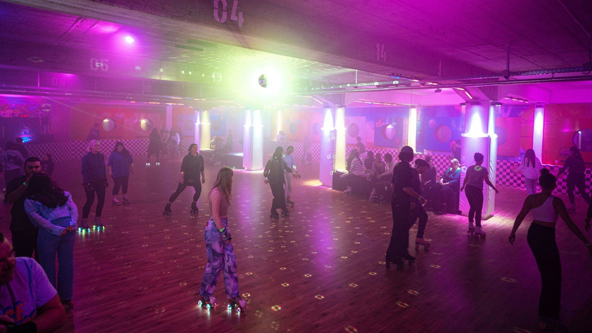 Einiges los am Tag der Eröffnung: Beschwingt drehen Jungs und Mädels (fast) aller Generationen ihre Runden.