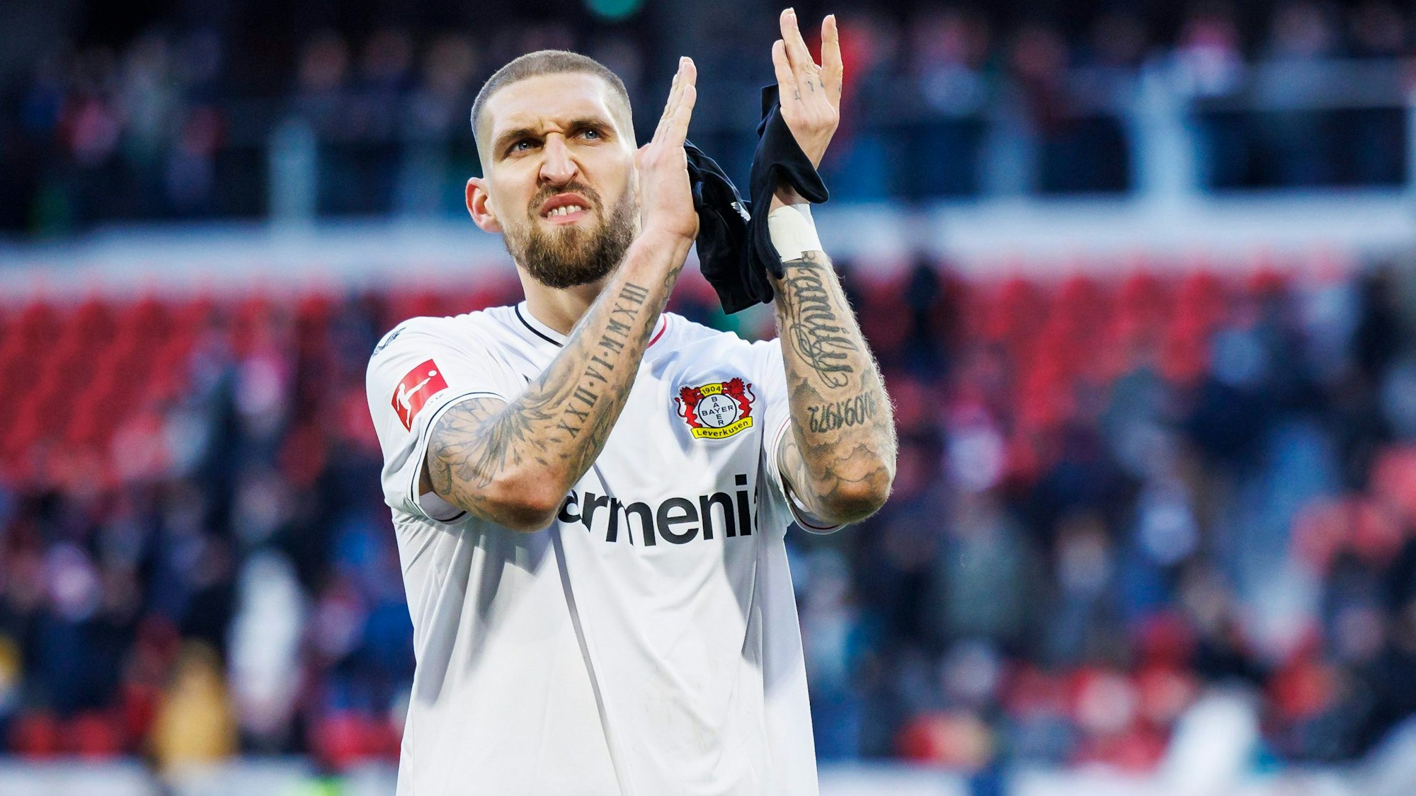 26.02.2023, Baden-Württemberg, Freiburg im Breisgau: Fußball: Bundesliga, SC Freiburg - Bayer Leverkusen, 22. Spieltag, Europa-Park Stadion. Leverkusens Robert Andrich bedankt sich nach dem Spiel bei den Fans für die Unterstützung. Foto: Tom Weller/dpa - WICHTIGER HINWEIS: Gemäß den Vorgaben der DFL Deutsche Fußball Liga bzw. des DFB Deutscher Fußball-Bund ist es untersagt, in dem Stadion und/oder vom Spiel angefertigte Fotoaufnahmen in Form von Sequenzbildern und/oder videoähnlichen Fotostrecken zu verwerten bzw. verwerten zu lassen. +++ dpa-Bildfunk +++