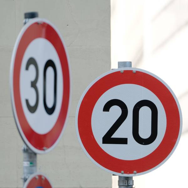 Straßenschilder mit dem Hinweis Tempo 20 und Tempo 30 sind in der Innenstadt an einer Kreuzung von zwei Straßen angebracht.
