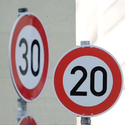 Straßenschilder mit dem Hinweis Tempo 20 und Tempo 30 sind in der Innenstadt an einer Kreuzung von zwei Straßen angebracht.