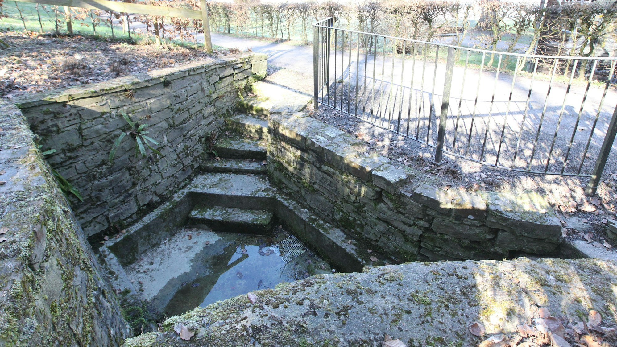 Ein leeres, steinernes Becken