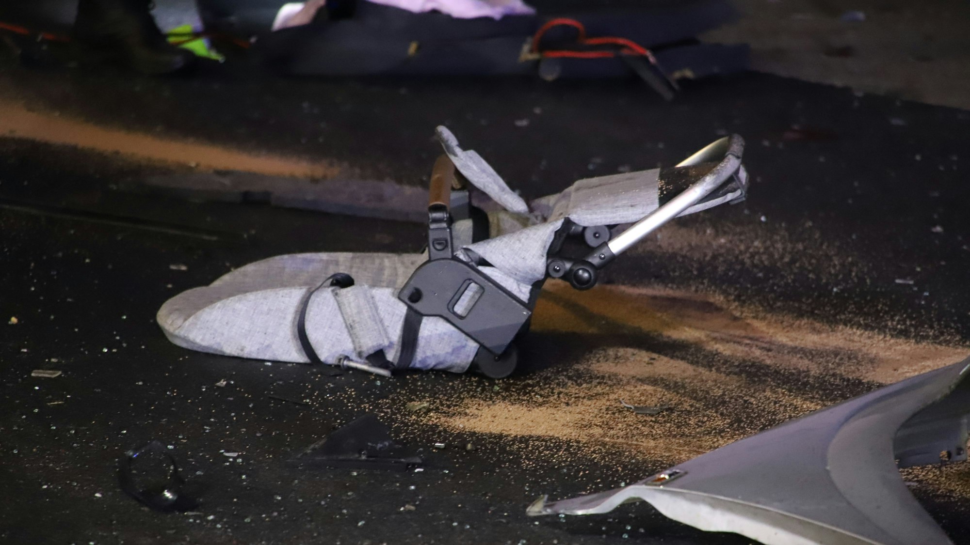 Ein Kindersitz liegt auf der Straße.