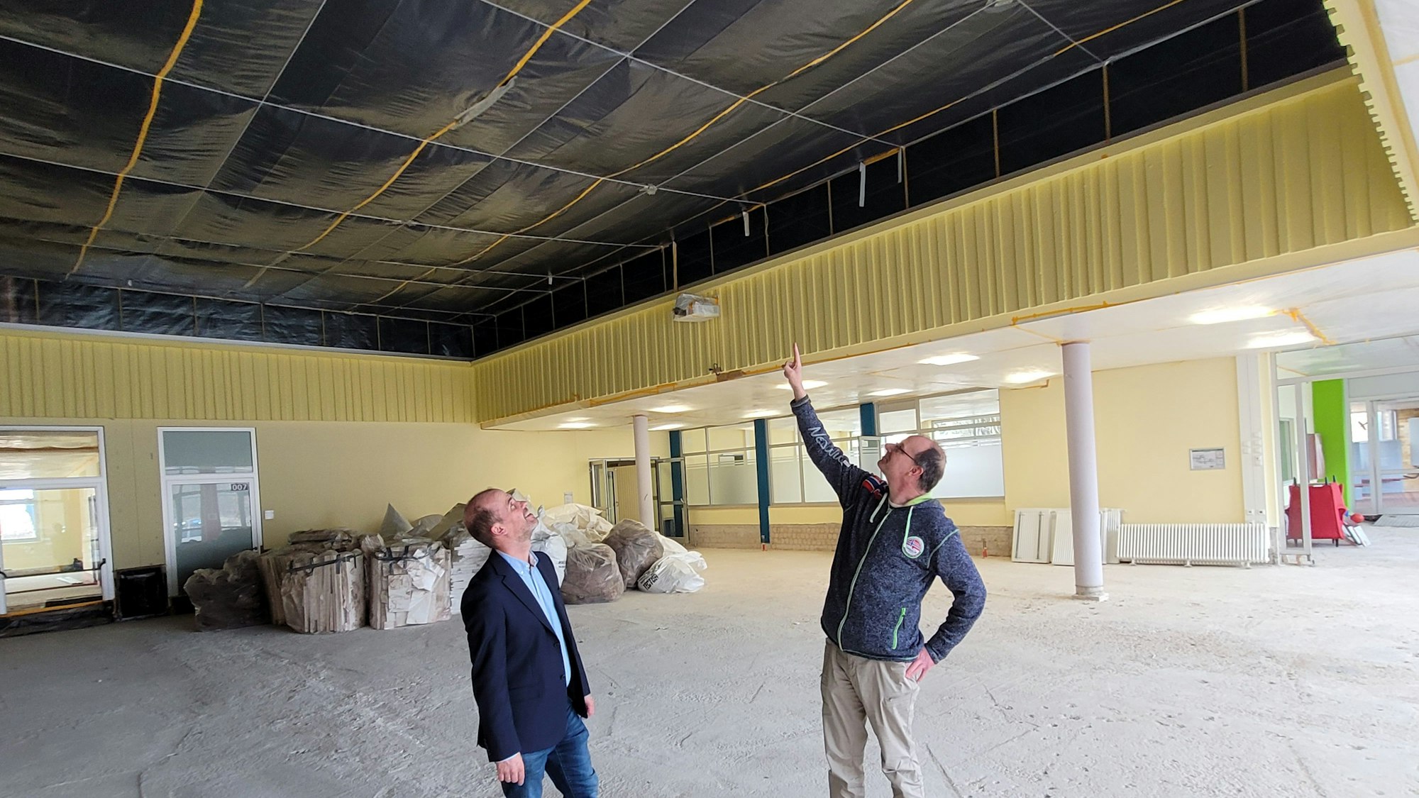 Sanierung Grundschule Kall: Markus Auel (l.) und Lothar Schatten vom Bauamt der Gemeinde bei einem Baustellenbesuch.