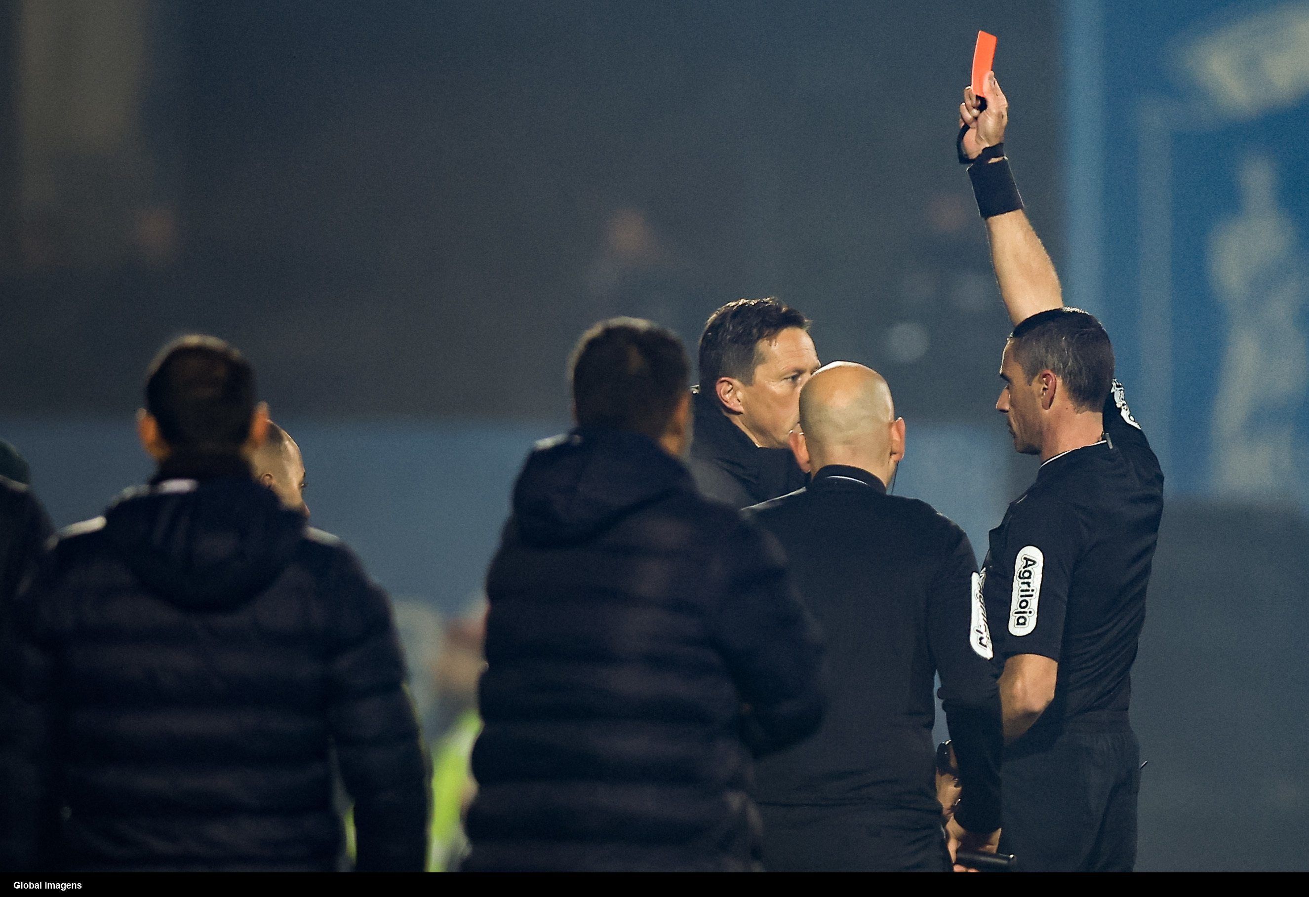 Roger Schmidt sieht die Rote Karte.