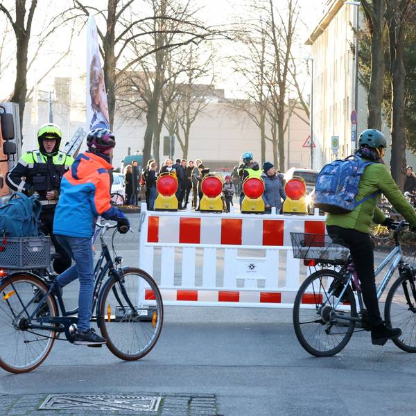 Schulstraße in der Lindenbornstraße (Vincenz-Statz-Grundschule) im Jahr 2023
