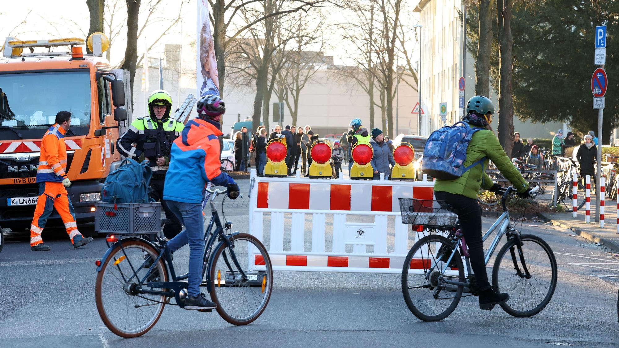 27.02.2023
Köln:
Sicher zum Unterricht - Dezernat für Mobilität startet Pilotprojekt Schulstraße in der Lindenbornstraße (Vincenz-Statz-Grundschule)
Foto: Martina Goyert