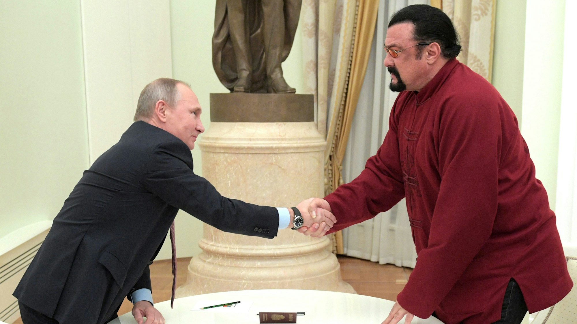 Steven Seagal, hier bei einem Besuch im November 2016, mit dem russischen Präsidenten Wladimir Putin. (Archivbild)