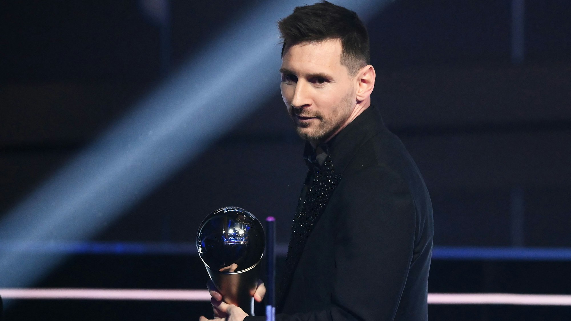 Lionel Messi mit seiner Trophäe zum Weltfußballer 2022.