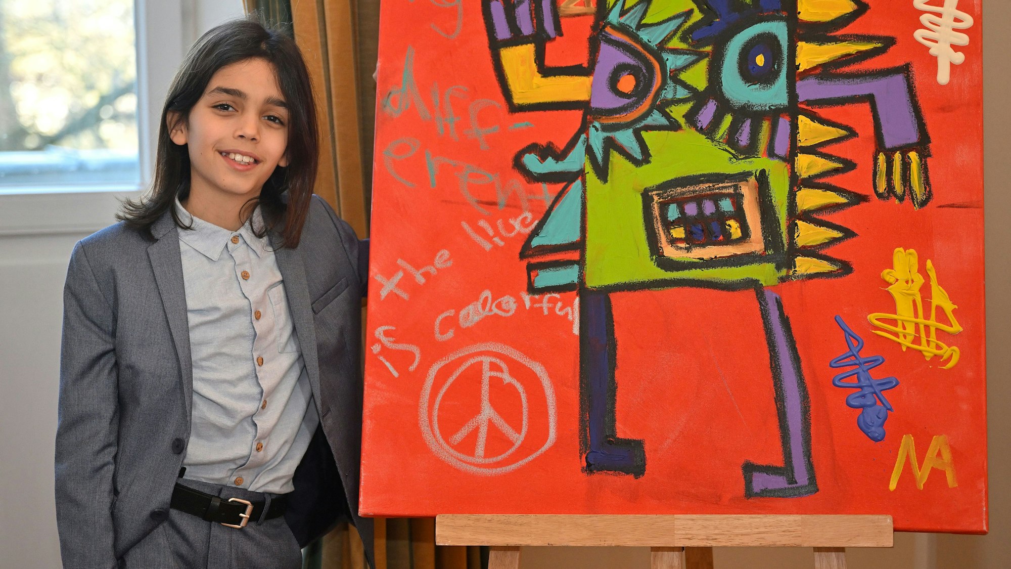 Mikail Akar steht neben einem seiner Werke.