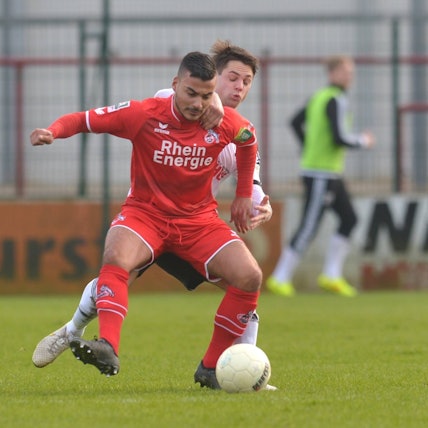 13.02.2016, Fussball, Regionalliga West, Saison 2015/2016, 23. Spieltag, Stadion an der Poststraße, Verl SC Verl - 1. FC Köln U23 2 : 0 Fabian Großeschallau (SC Verl, rechts) gegen Anil Capkin (1.FC Köln U23), Aktion, Duell, Zweikampf, Quer
13 02 2016 Football third division West Season 2015 2016 23 Matchday Stadium to the Post Street Univ SC Univ 1 FC Cologne U23 2 0 Fabian Großeschallau SC Univ right against Anil Capkin 1 FC Cologne U23 Action shot Duel duel horizontal