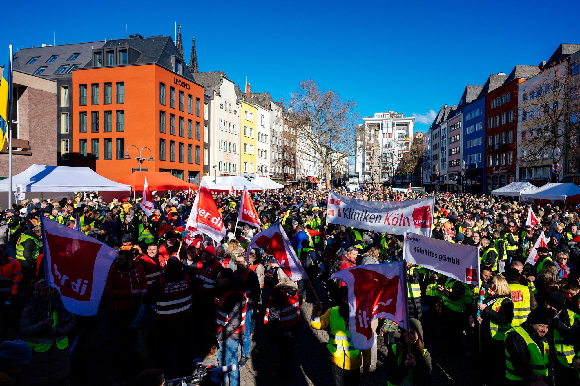 3000 Streikende versammelten sich auf dem Alter Markt. Ihre Forderungen dürften im Rathaus gut zu vernehmen gewesen sein.