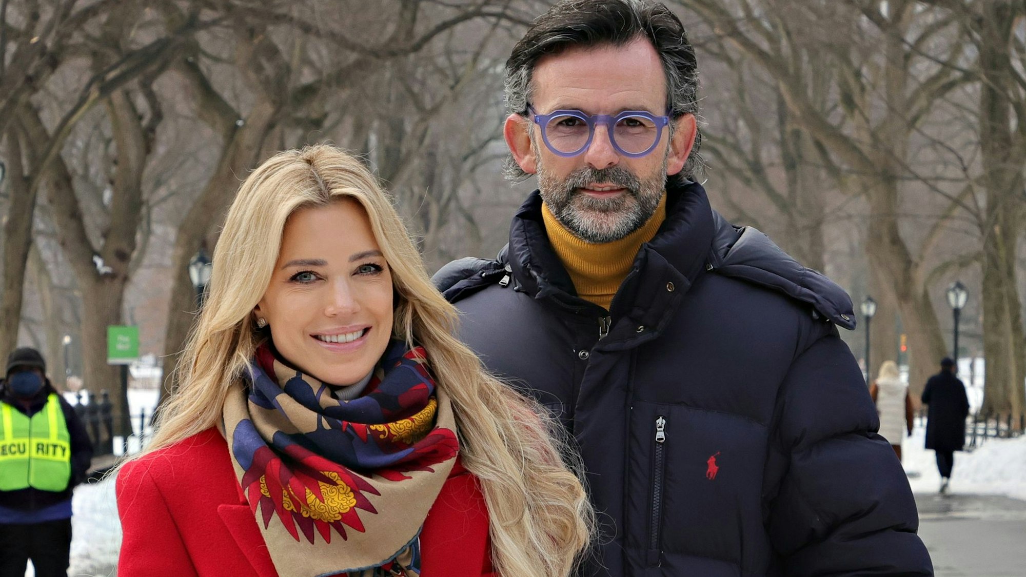 Sylvie Meis und der Künstler Niclas Castello im Winter.
