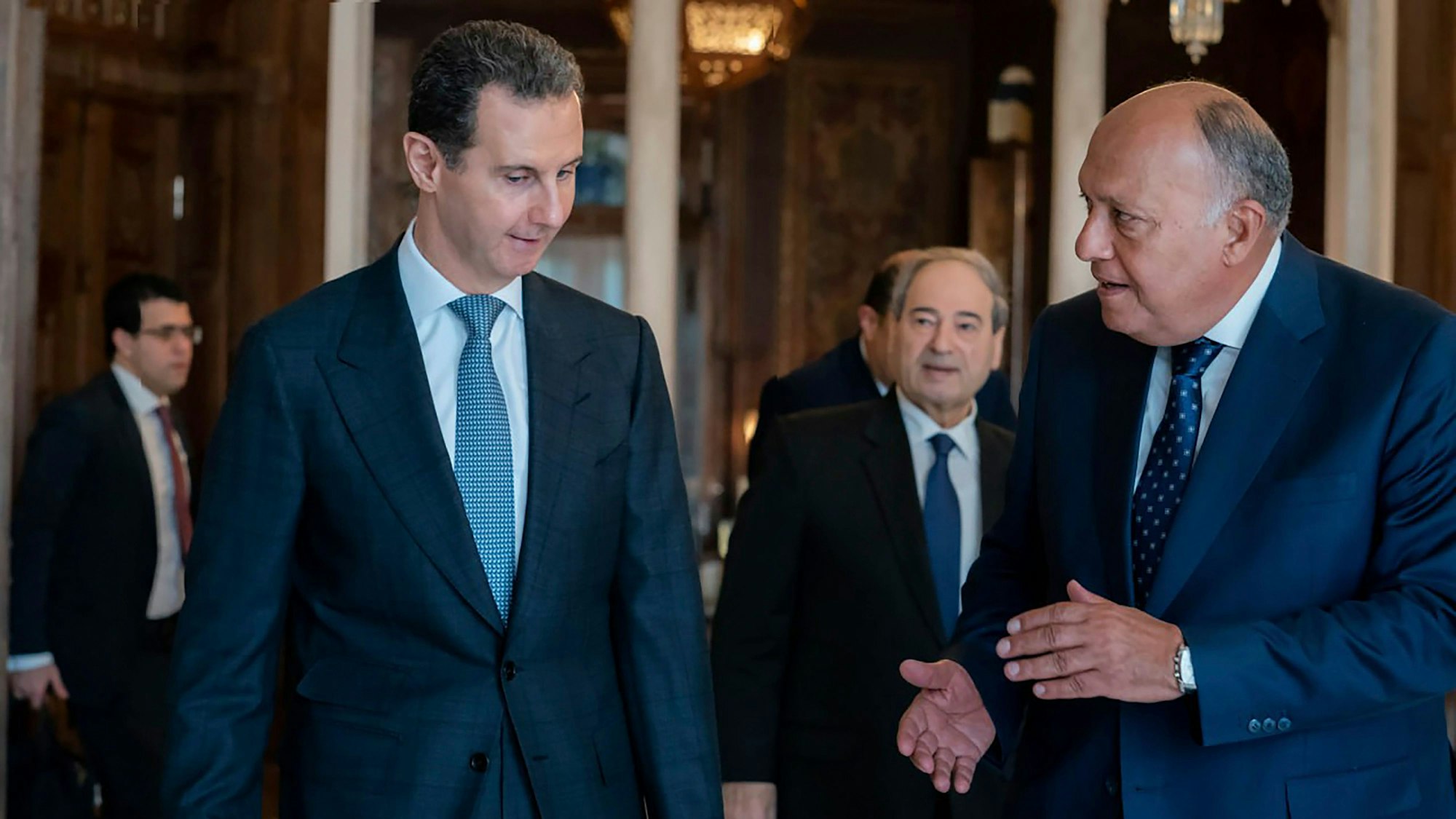 Syriens Präsident Baschar al-Assad und Samih Schukri, Außenminister von Ägypten, bei einem Treffen in Damaskus. Samih Schukri gestikuliert mit den Händen, während er mit Assad spricht.