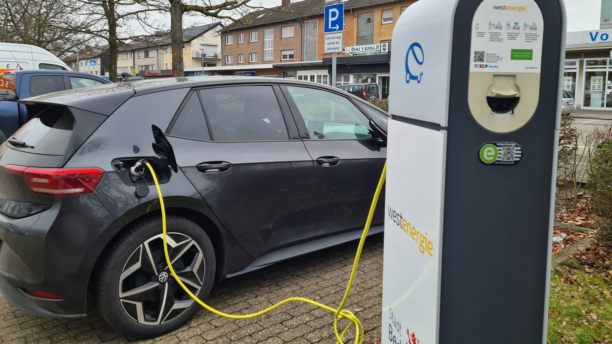 Das Foto zeigt eine Ladesäule in Kaster.