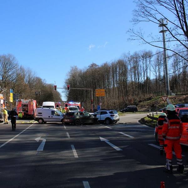 An der Unfallstelle stehen mehrere Feuerwehrleute und Einsatzwagen.