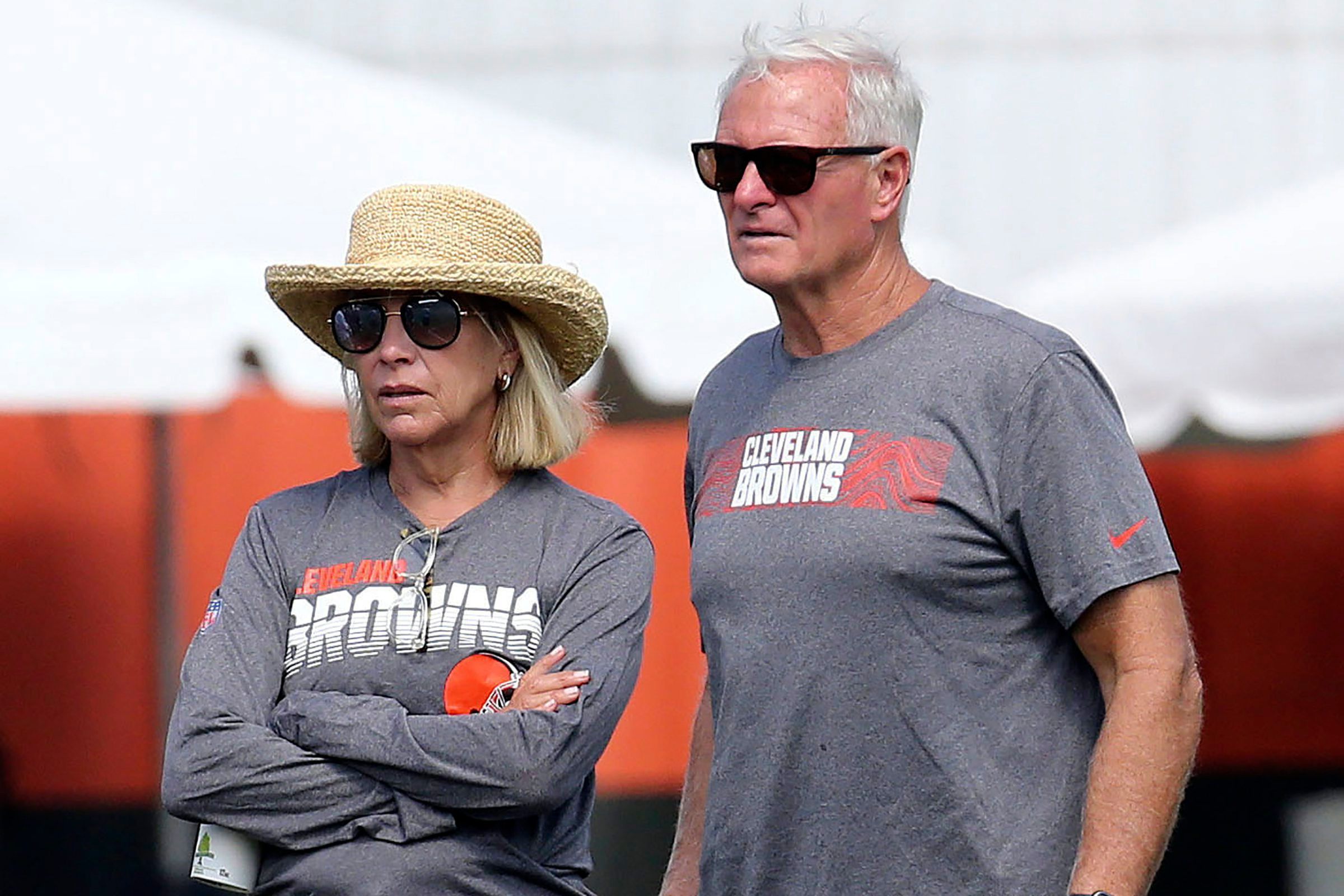 Dee (links im Bild) und Jimmy Haslam stehen vor einem Kauf der Milwaukee Bucks.